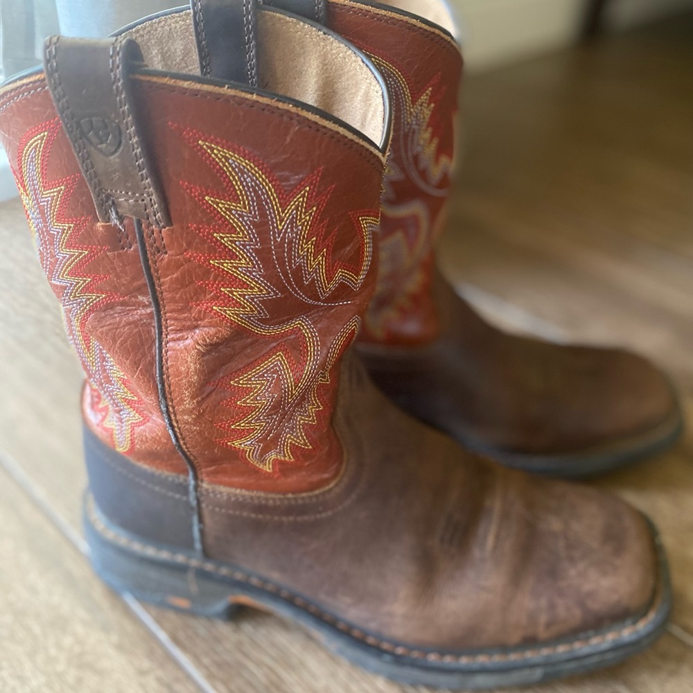 Boys Ariat Workhog Boots Size 5.5